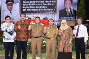 Plt Bupati berfoto bersama usai kegiatan.
